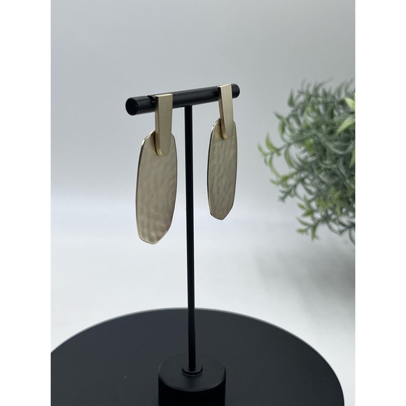Sold!!!
Kendra Scott Hammered Gold Plated Aragon Dangle Modern Earrings - Picture 6 of 10